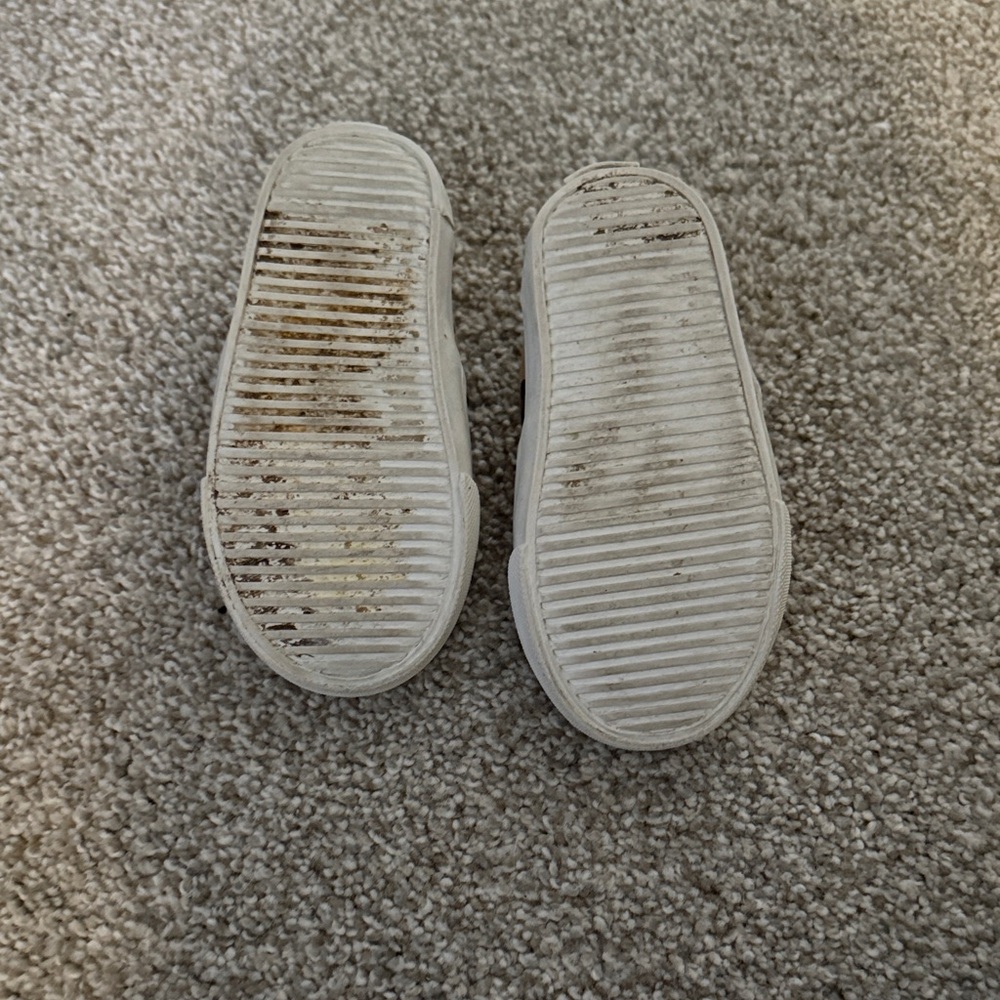 Kids Size 5 shoes. Disney, cat & jack, old navy - Picture 6 of 7